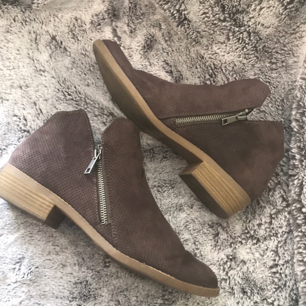 Women’s ankle booties